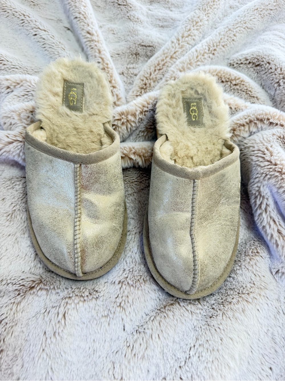 UGG Kids Classic Slippers Metallic Champagne Sheepskin Size 1 Youth